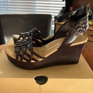 NIB UGG Farrah Wedge Leather Sandal in Brown